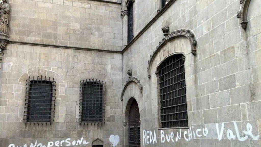 La pared del Ayuntamiento de Barcelona vandalizada
