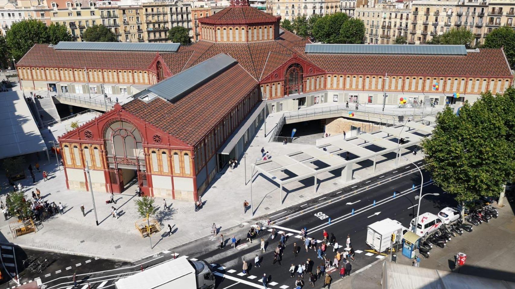 Exterior del Mercat de Sant Antoni, con las 'marquesinas defectuosas'