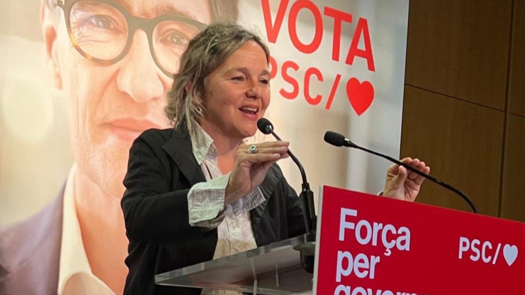 Sara Jaurrieta, en un acto del PSC, con el cartel de Salvador Illa