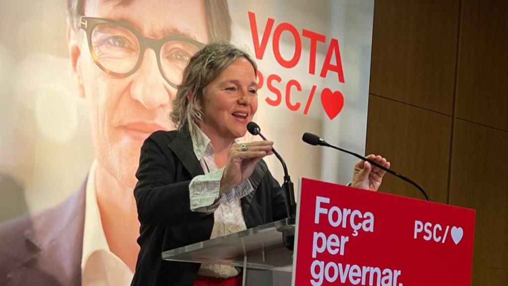 Sara Jaurrieta, en un acto del PSC, con el cartel de Salvador Illa