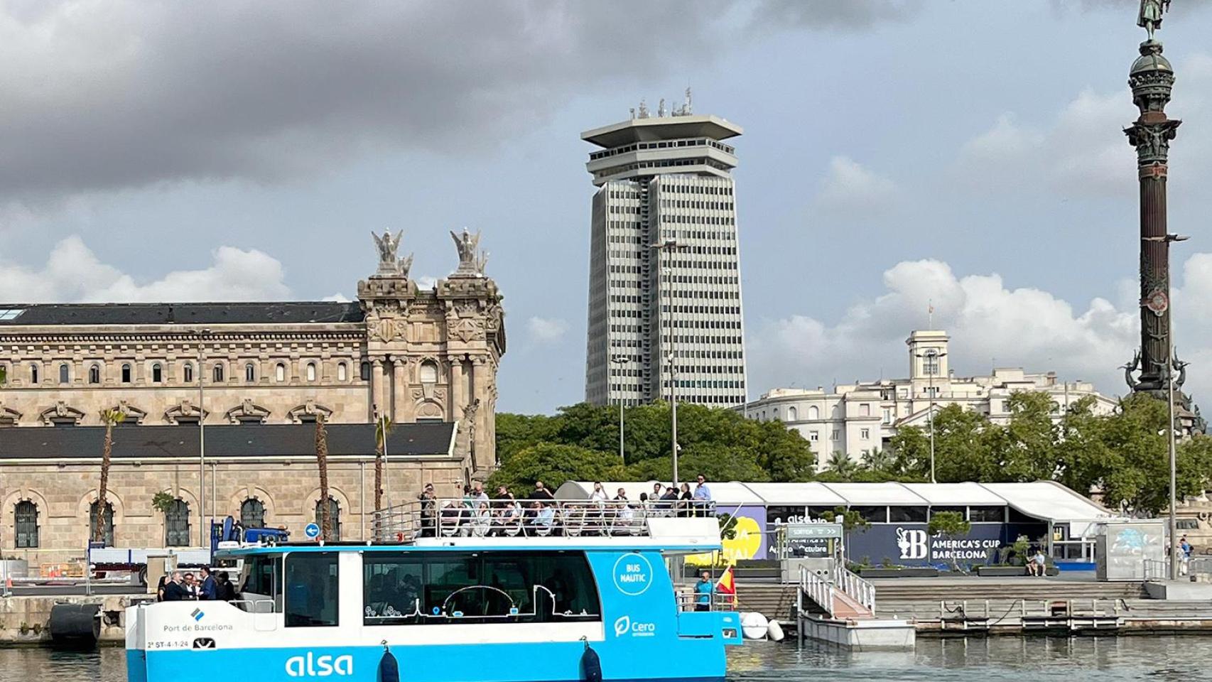 Imagen del bus nàutic en la Dársena Real