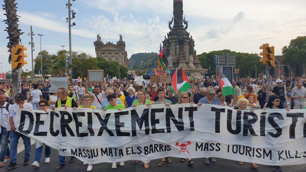 Miles de personas se manifiestan contra la masificación turística en Barcelona