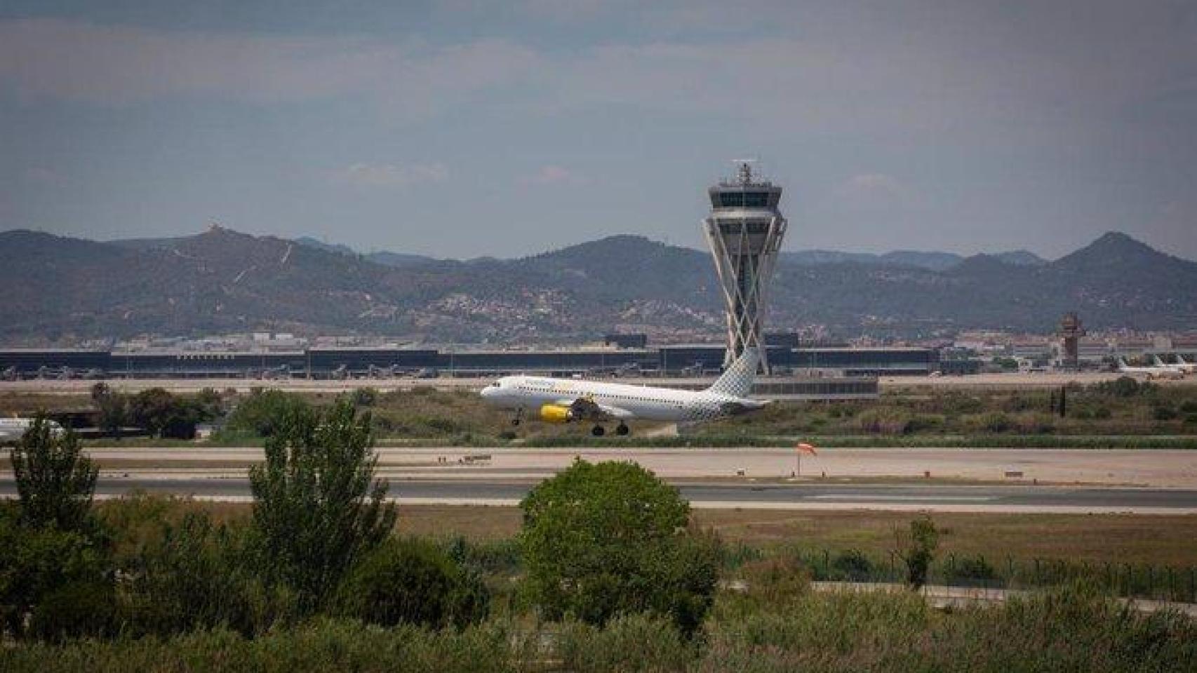 Avión despegando en el aeropuerto de Barcelona