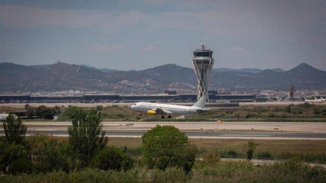 Avión despegando en el aeropuerto de Barcelona
