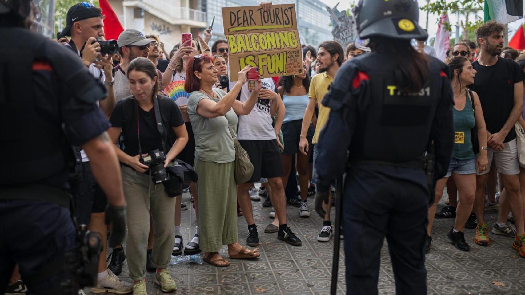 Manifestantes del sábado, 6 de julio, contra la masificación turística en Barcelona