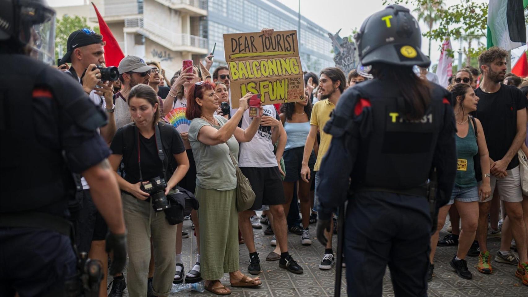 Manifestantes del sábado, 6 de julio, contra la masificación turística en Barcelona