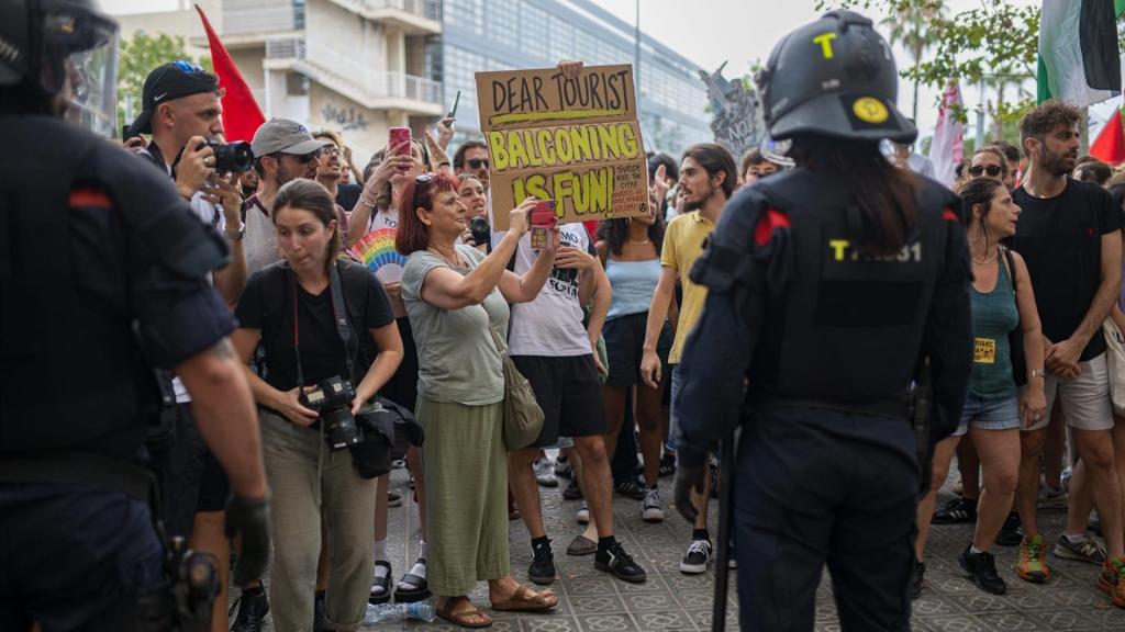 Manifestantes del sábado, 6 de julio, contra la masificación turística en Barcelona