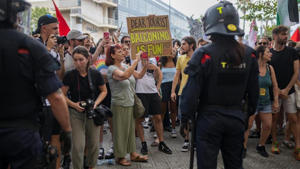 Manifestantes del sábado, 6 de julio, contra la masificación turística en Barcelona