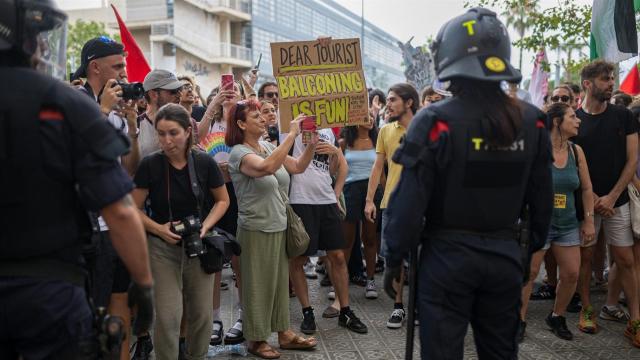 Imagen de archivo de manifestantes en Barcelona contra el turismo en 2024