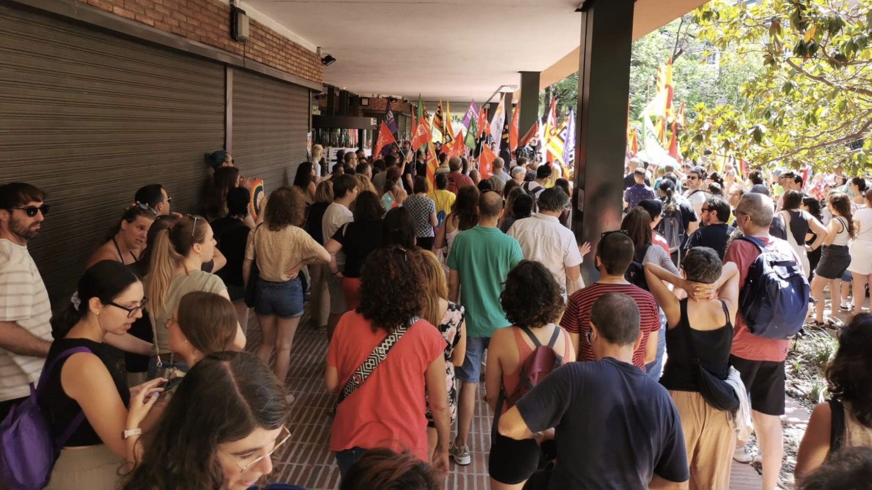 Concentración de docentes ante la Conselleria de Educación en Barcelona