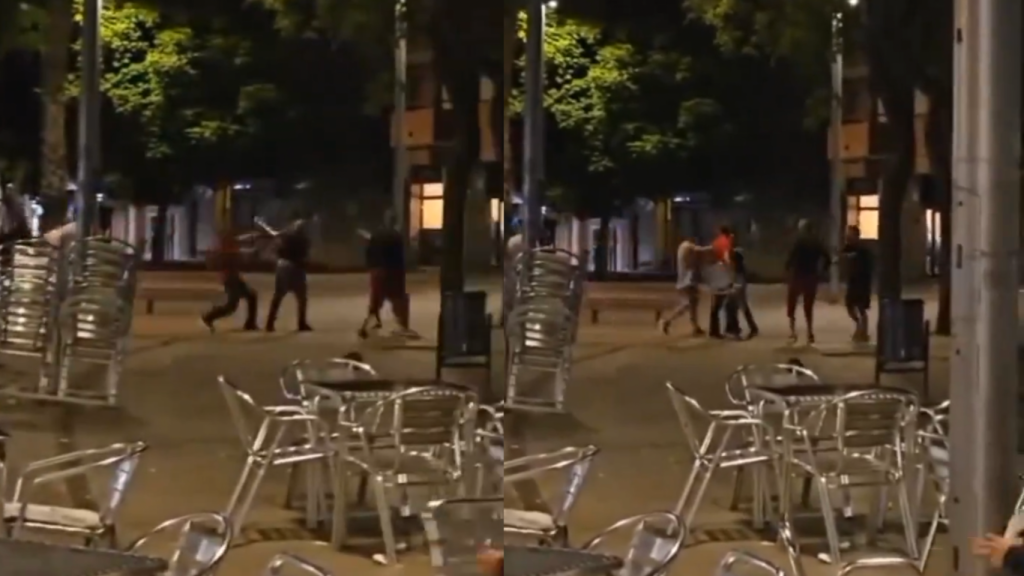 Capturas de pantalla de una batalla campal entre jóvenes en el Prat de Llobregat