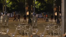 Capturas de pantalla de una batalla campal entre jóvenes en el Prat de Llobregat