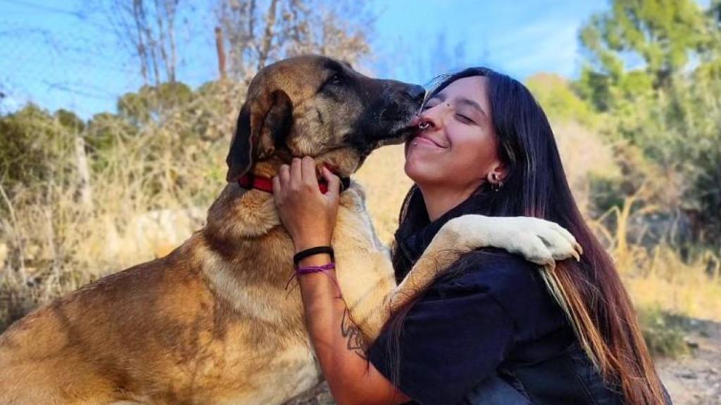 Una de las organizadoras del santuario con uno de los perros