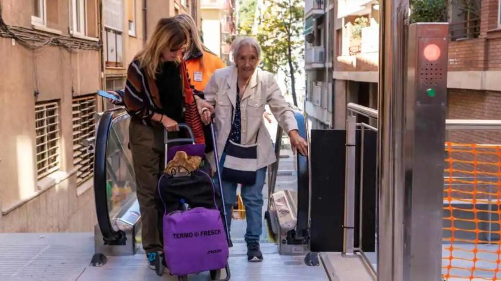 Usuarias en las escaleras de la Baixada de la Glòria