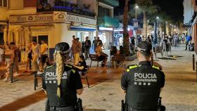 Dos agentes de la Policía Local en la avenida dels Banys de Castelldefels