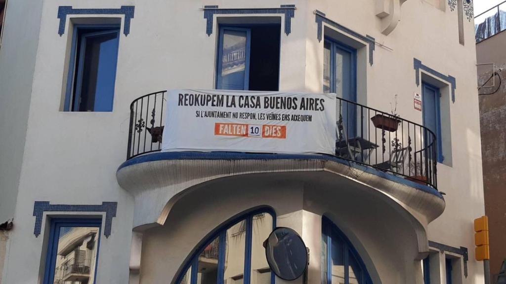 Un cartel anunciando la futura okupación de la Casa Buenos Aires