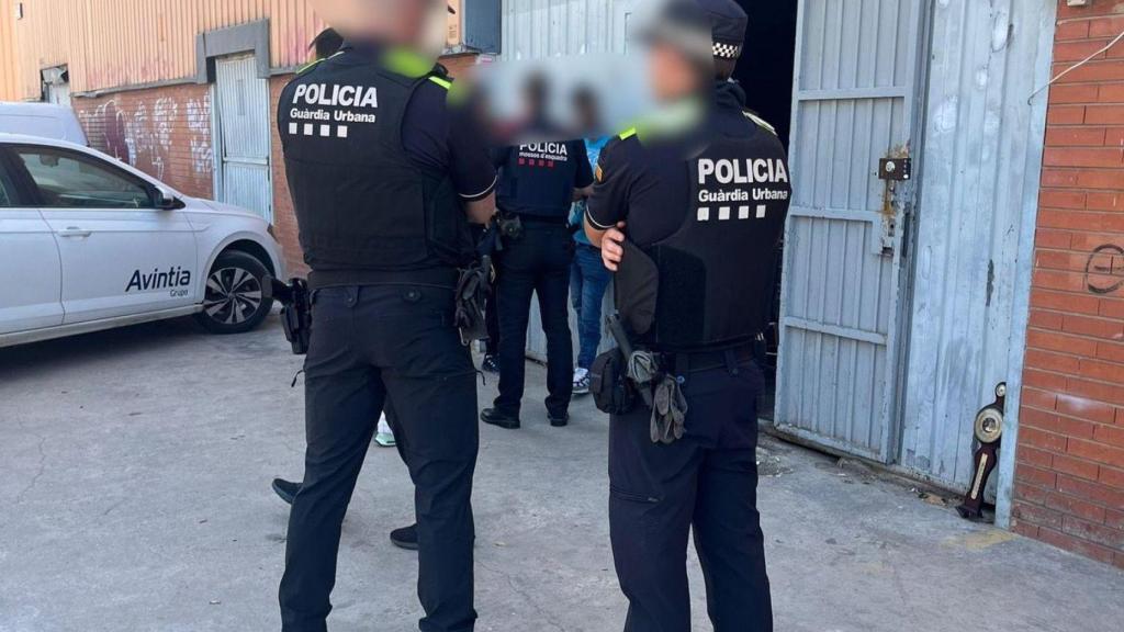 Agentes de la Guardia Urbana de Badalona frente a la nave desokupada