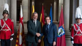 El alcalde de Barcelona, Jaume Collboni, ha recibido este miércoles al alcalde de Madrid, José Luis Martínez-Almeida, en su primera visita institucional al Ayuntamiento de Barcelona