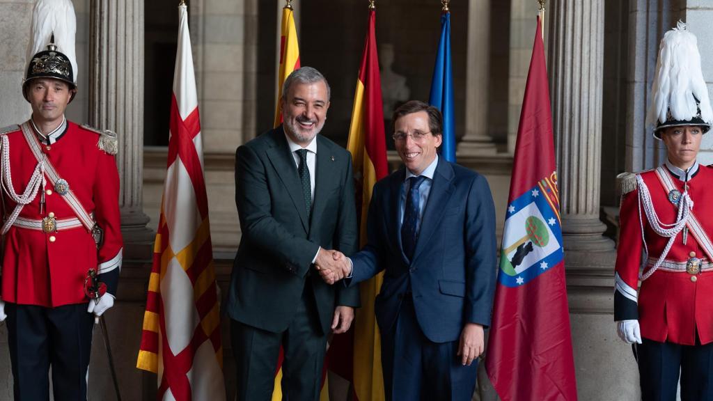 Jaume Collboni, junto al alcalde de Madrid, José Luis Martínez-Almeida, en su primera visita institucional al Ayuntamiento de Barcelona