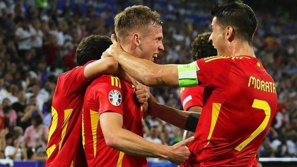 El español Dani Olmo (C) celebra el segundo gol de su equipo con su compañero Álvaro Morata (R) durante el partido de fútbol semifinal de la UEFA Euro 2024 entre España y Francia