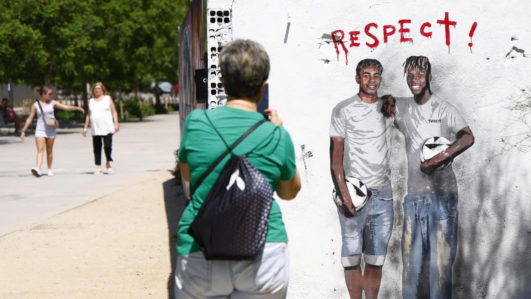 El artista TVBoy dedica un mural en Barcelona a Lamine Yamal y Nico Williams