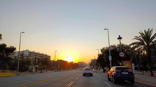 Imagen del alba desde la perspectiva de la Diagonal de Barcelona