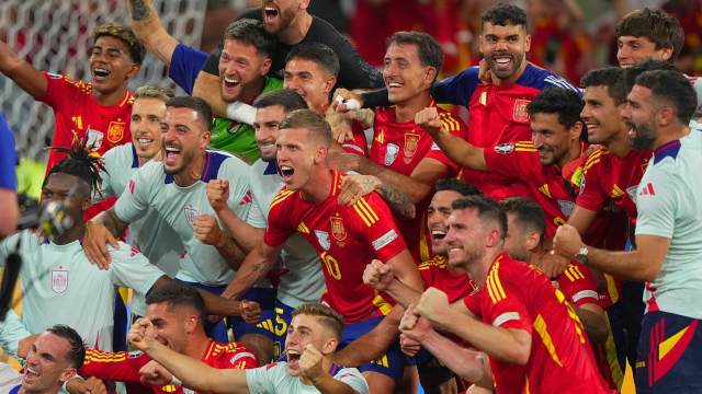 Los jugadores españoles posan después de la victoria en las semifinales de la Eurocopa