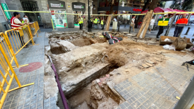 Restos de la muralla medieval y de una puerta de acceso a Barcelona, encontrados en la Rambla