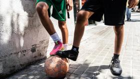 Dos niños con una pelota en el barrio de Rocafonda, el barrio donde creció Lamine Yamal.