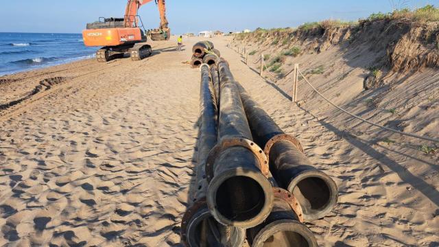 Arena dragada en la playa de la Murtra de Viladecans