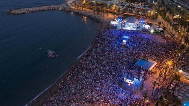 Unas 30.000 personas asisten al concierto dirigido por Dudamel en la playa de Barcelona