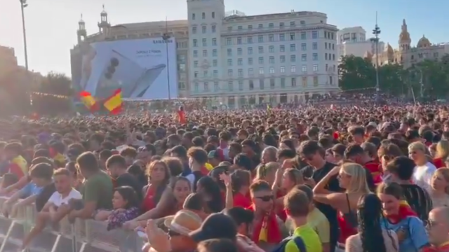 Multitud de aficionados en la plaza de Catalunya