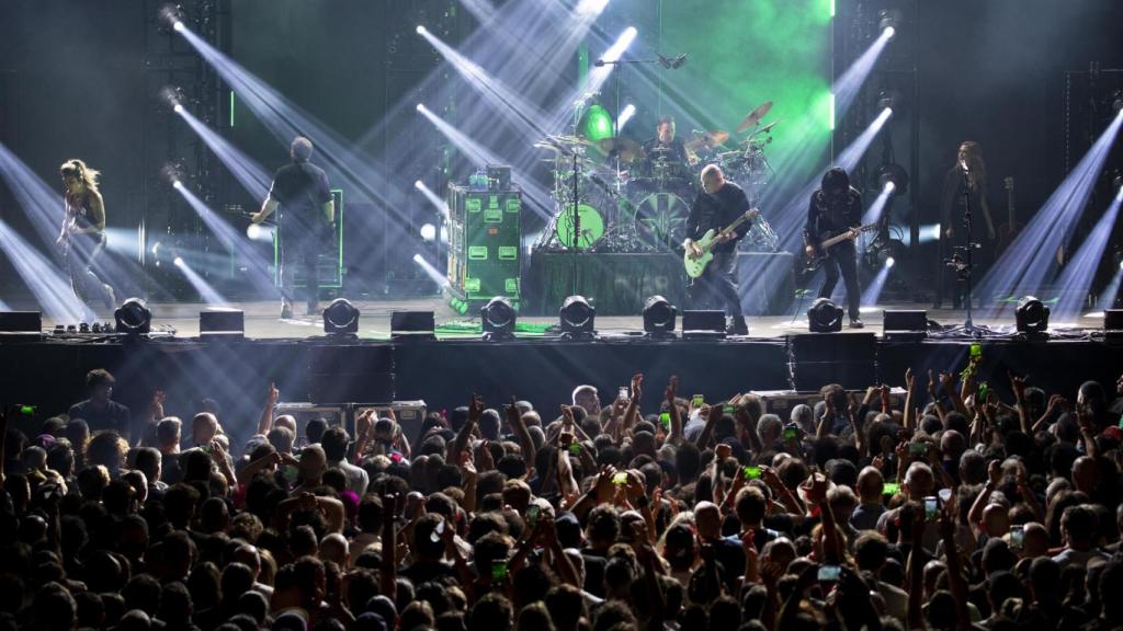 La banda estadounidense de rock alternativo, The Smashing Pumpkins, durante su actuación en la última jornada del Festival Cruilla