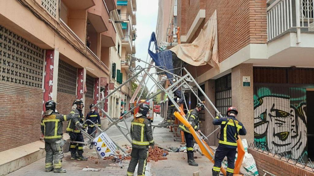 Bomberos trabajando en el andamio colapsado en Les Corts