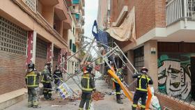 Bomberos trabajando en el andamio colapsado en Les Corts