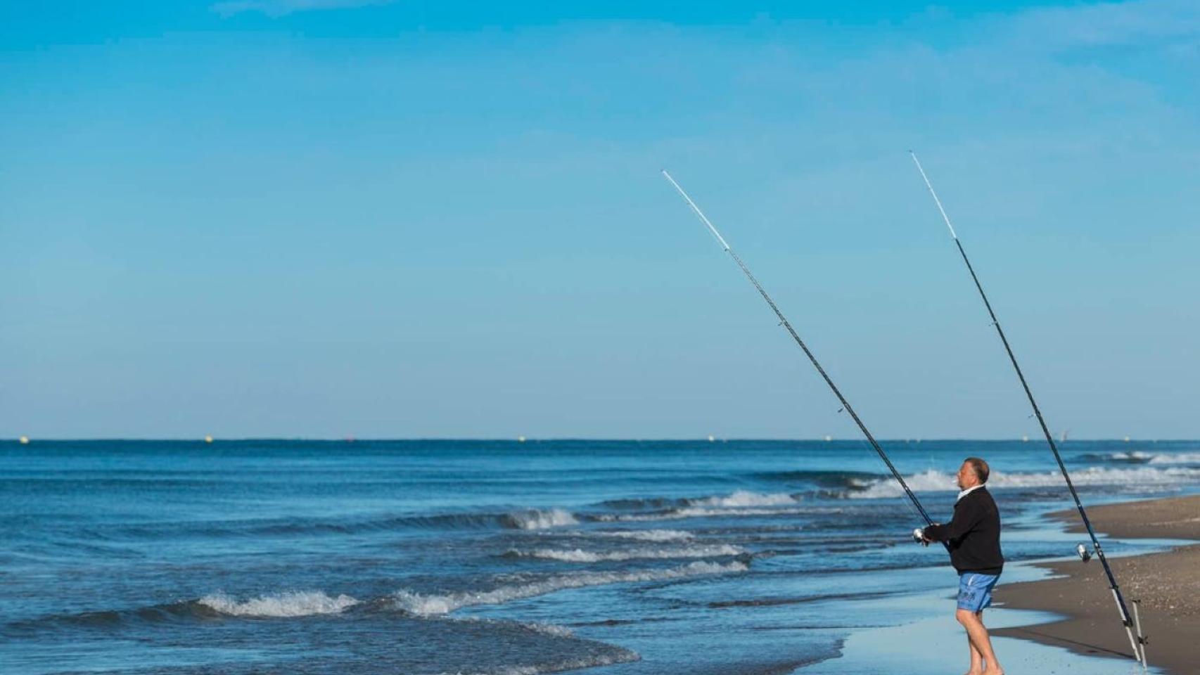 Un hombre pescando en Viladecans