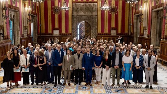 El alcalde de Barcelona, Jaume Collboni, junto con los asistentes a la presentación del nuevo 'Pla Estratègic' este martes en el Ayuntamiento