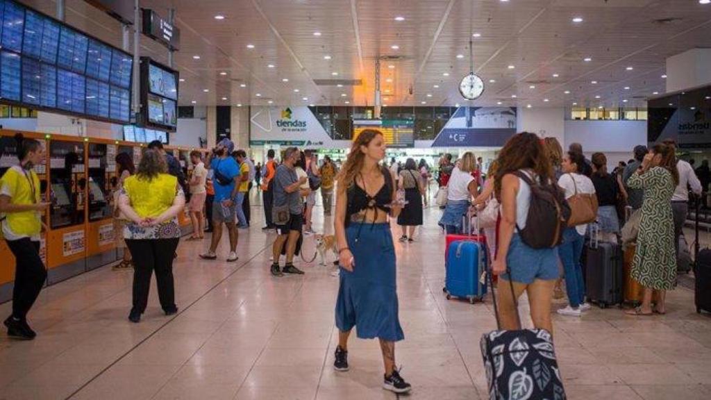 Pasajeros en la estación de Sants de Barcelona