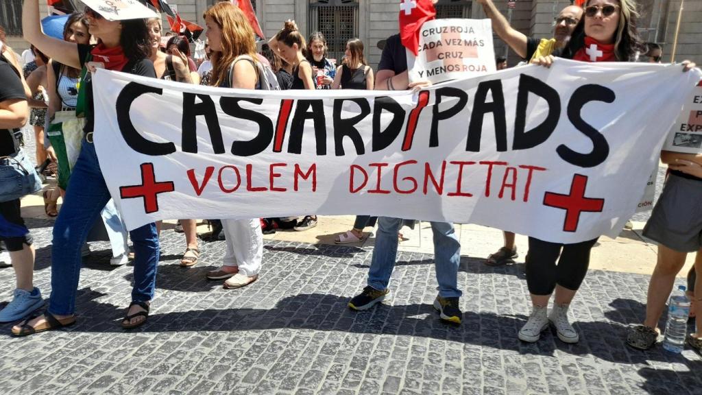 Manifestación de trabajadores de la Cruz Roja en Barcelona