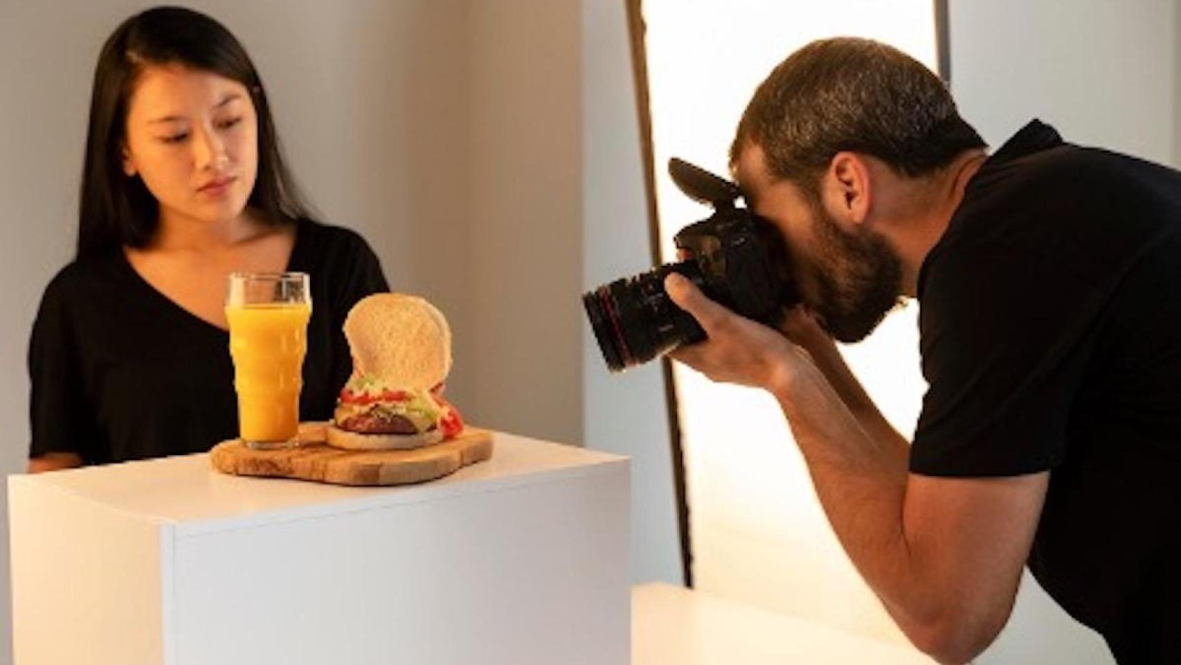 Un fotógrafo fotografía un plato de un restaurante