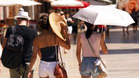 Personas paseando por la calle en plena ola de calor