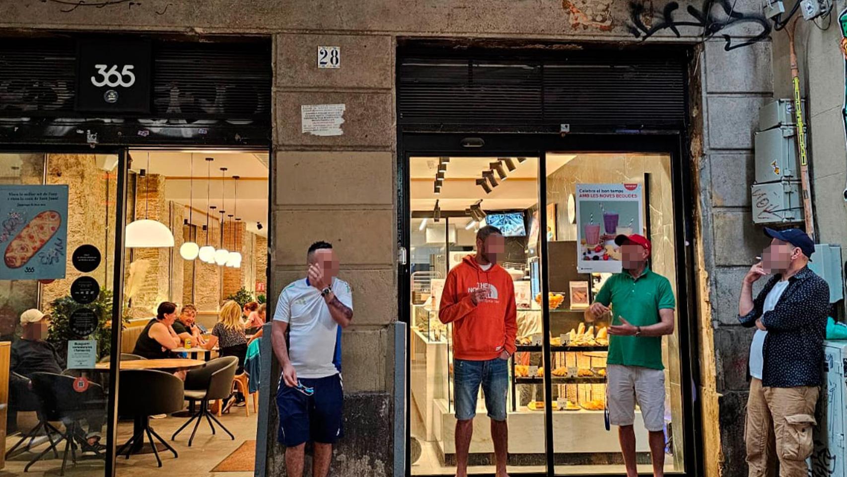 Los 'punteros' reunidos en el 365 de la calle de Escudellers del Gòtic