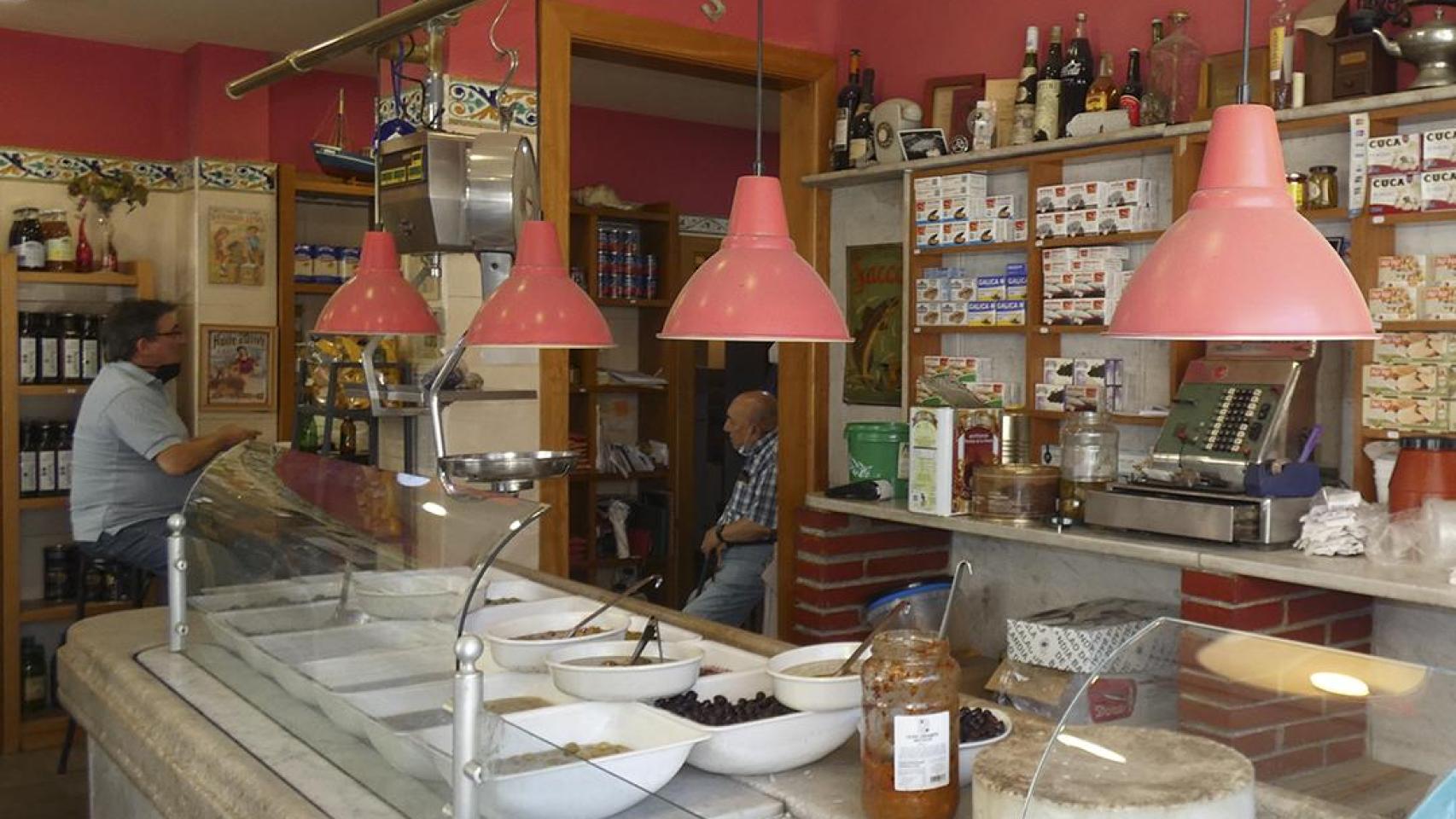 Interior de la Bacallaneria Ros del barrio de Gràcia