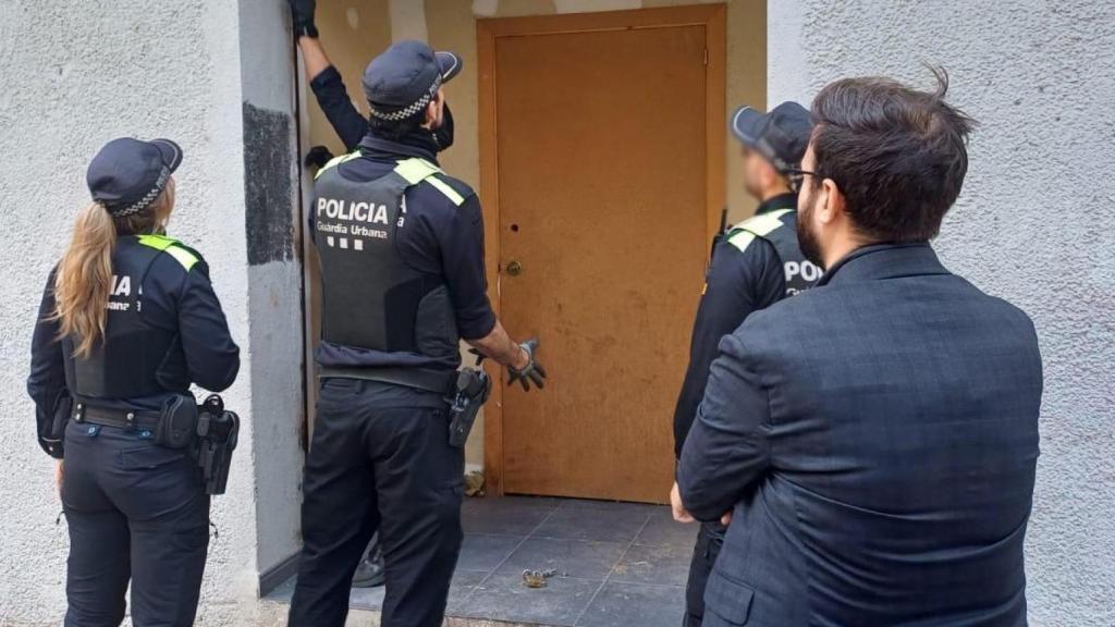 El concejal de la regiduría antiokupación de Badalona, Daniel Aguilera, junto a agentes de la Guardia Urbana