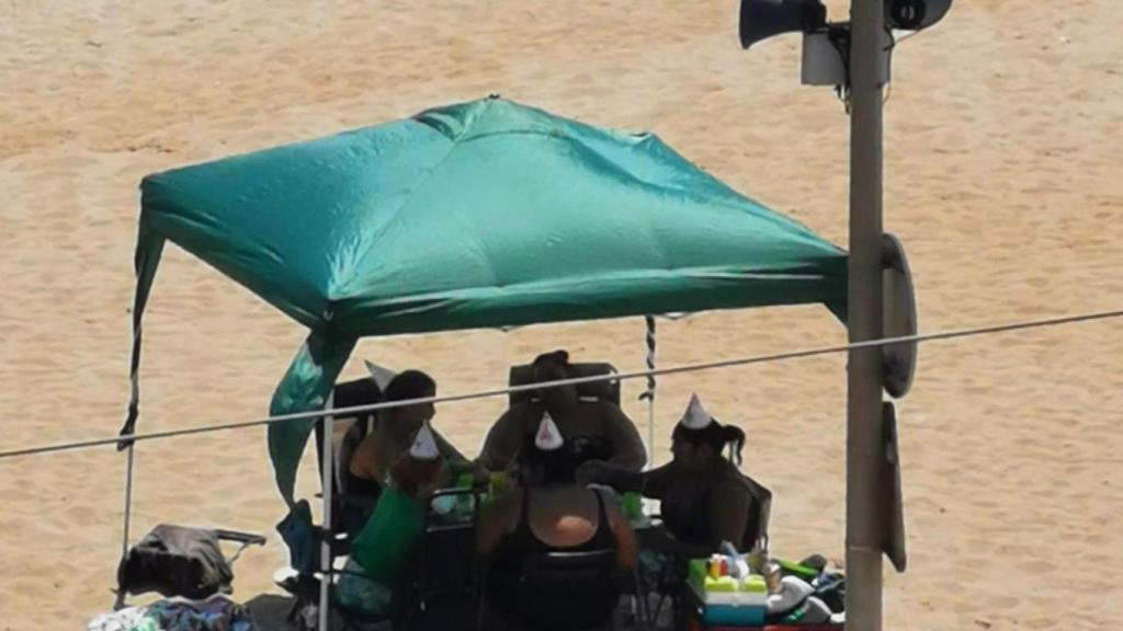 Una carpa en la playa de Badalona