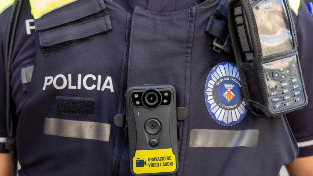 Pequeña cámara integrada al uniforme de la Guardia Urbana de L'Hospitalet