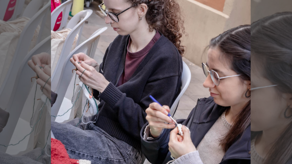 Jóvenes haciendo ganchillo en la hilompiadas de Barcelona