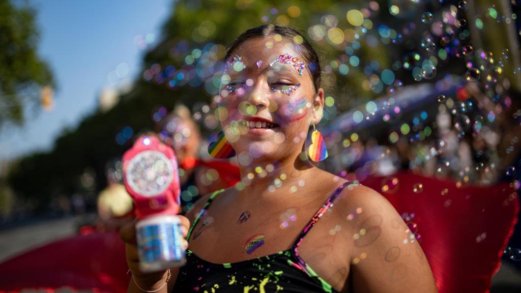 Una persona con una pistola de pompas durante una manifestación del Pride Barcelona 2024