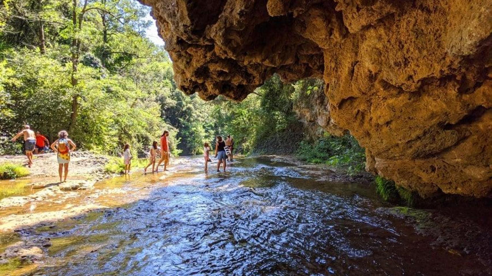 Bañistas en el Gorg de la Mola, a media hora de Barcelona