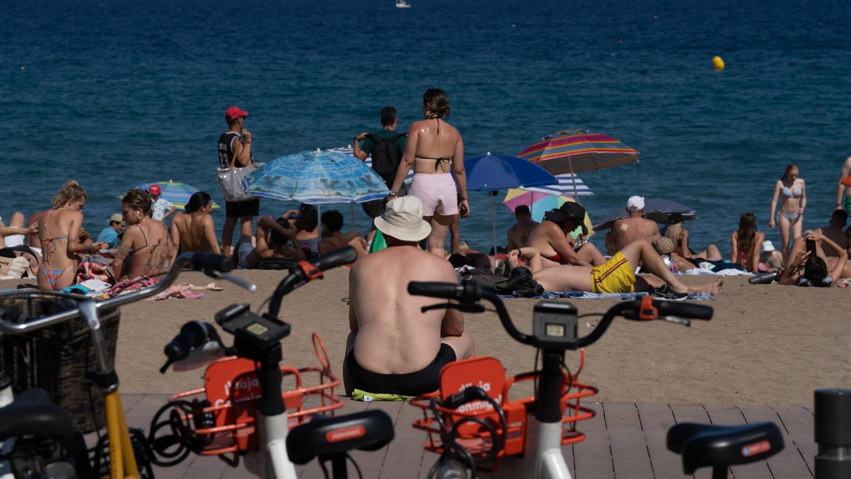 Bañistas en una playa de Barcelona